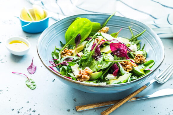Salad with greens and walnuts
